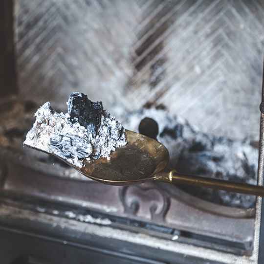 Asche aus dem Kamin – die unterschätzte Gefahr