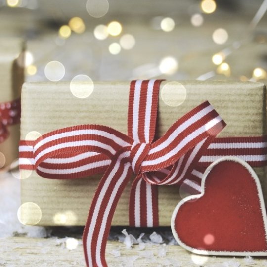 Weihnachtspäckchen packen und Glück schenken!