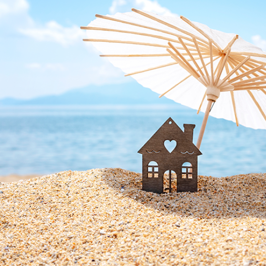 Gut abgesichert im Urlaub: Was tun bei Schäden in Ferienimmobilien?