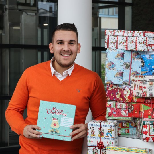 Weihnachtspäckchen packen und Glück schenken!